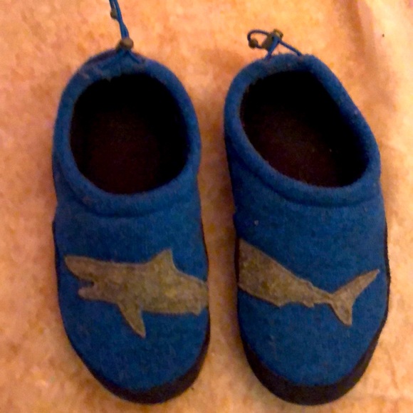 LL Bean | Kids Sweater Fleece Shark Motif Slippers - Picture 4 of 7